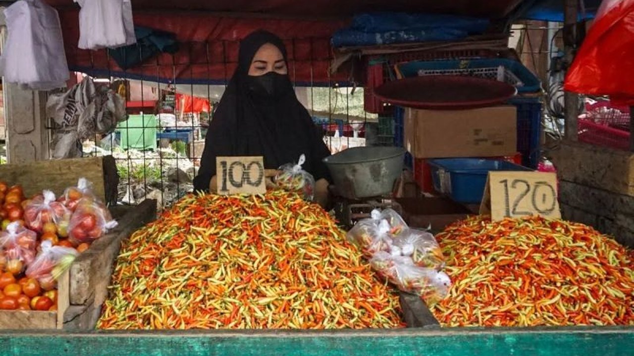 Pusat Informasi Harga Pangan Strategis (PIHPS) mencatat harga cabai rawit merah tembus Rp105.800 per kg, bersamaan dengan kenaikan harga komoditas pangan lainnya di Indonesia.