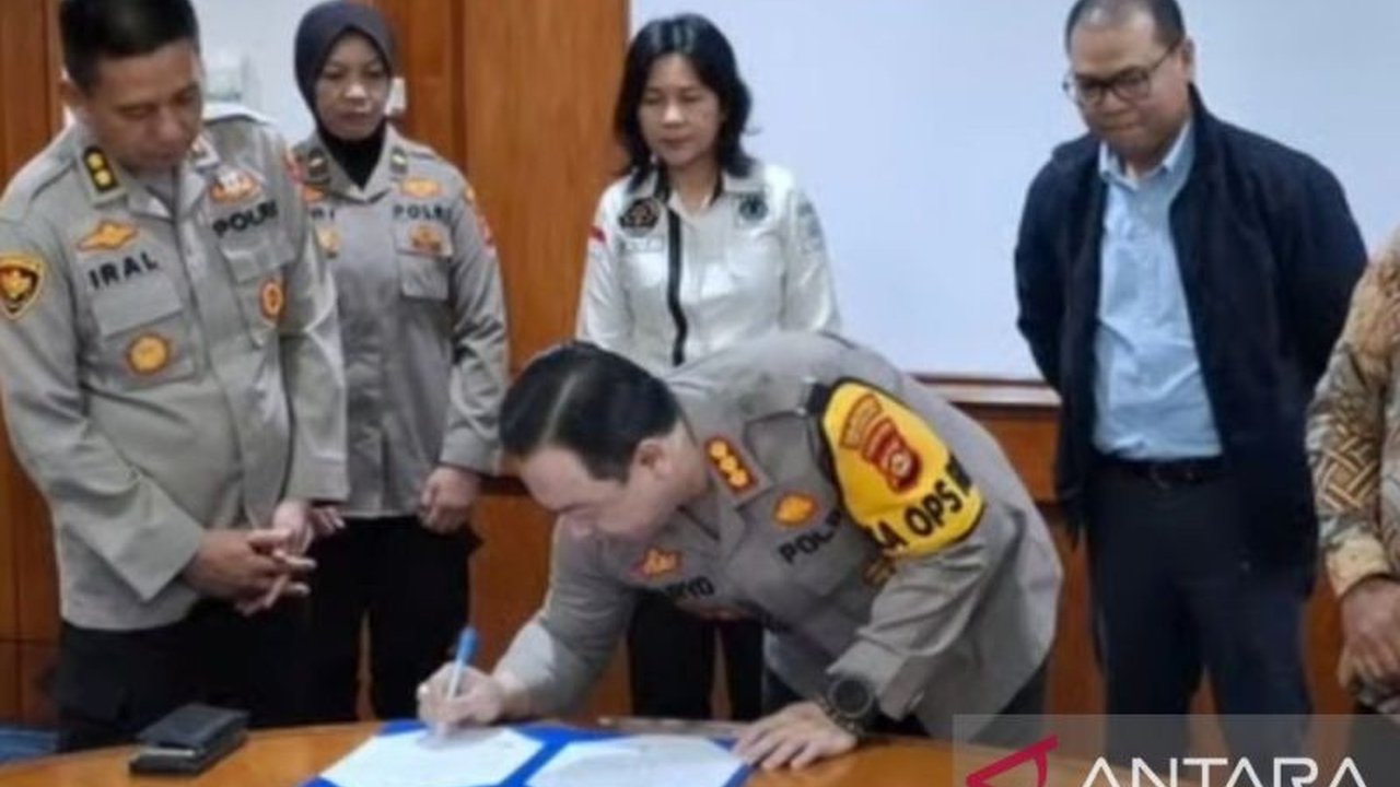 Polrestabes Palembang menerima hibah kendaraan operasional humas dari Bank Indonesia (BI) untuk meningkatkan mobilitas dan efektivitas pelayanan kepada masyarakat Kota Palembang.