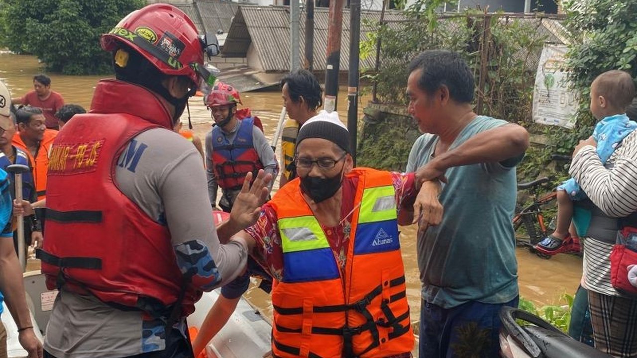 Banjir di Rawajati, Jakarta Selatan, dengan ketinggian hingga 3 meter, membuat Gulkarmat Jaksel memprioritaskan evakuasi lansia dan anak-anak, menghadapi kendala perahu karet bocor.
