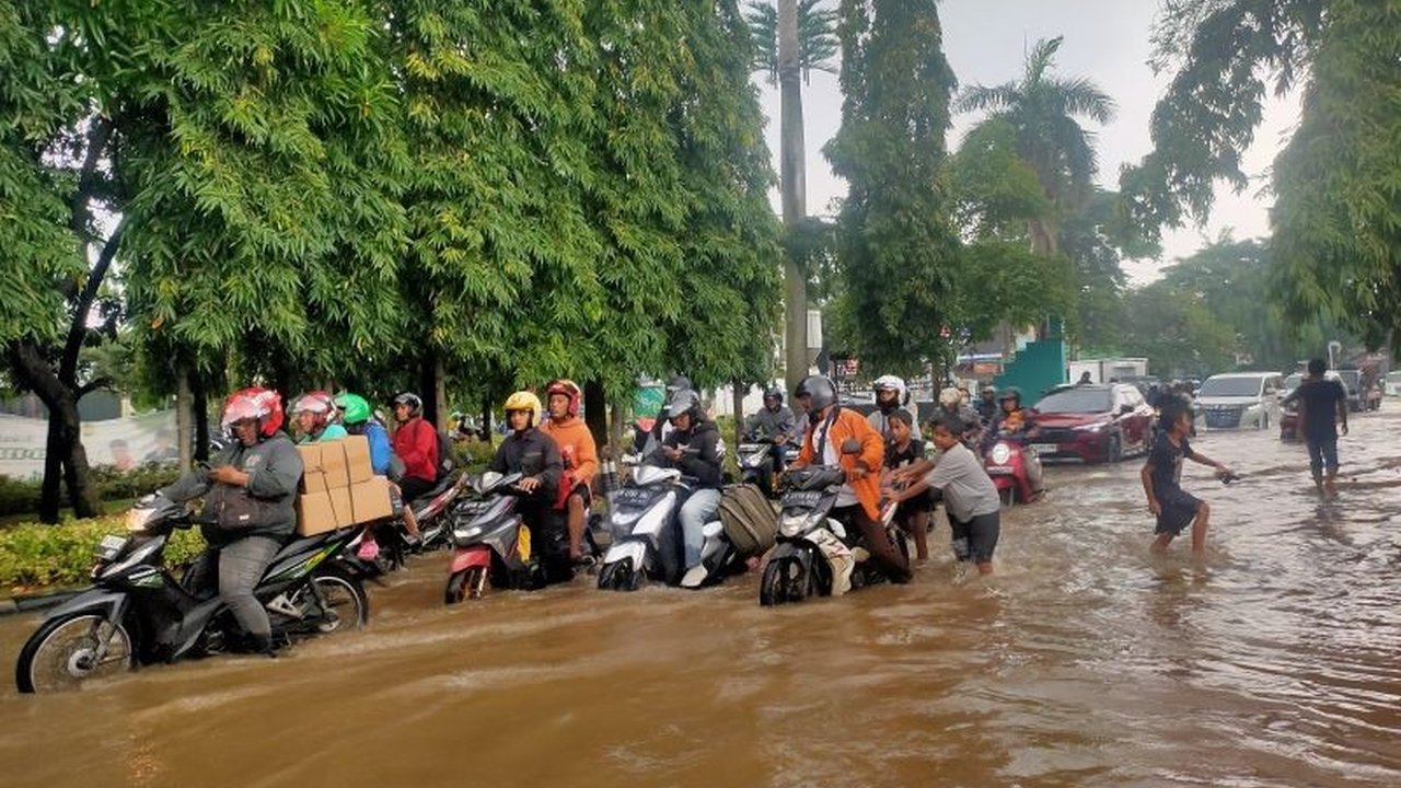 Banjir Rendam Jalan Pesanggrahan Jakarta Barat Akibat Luapan Kali Pesanggrahan