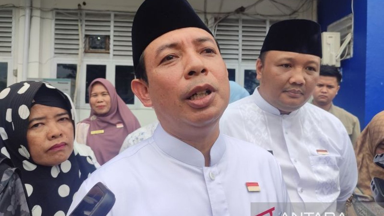 Wali Kota Bengkulu, Deddy Wahyudi, memberikan apresiasi kepada ASN purna tugas dengan hadiah emas atau alat shalat sebagai bentuk penghargaan atas dedikasi mereka.