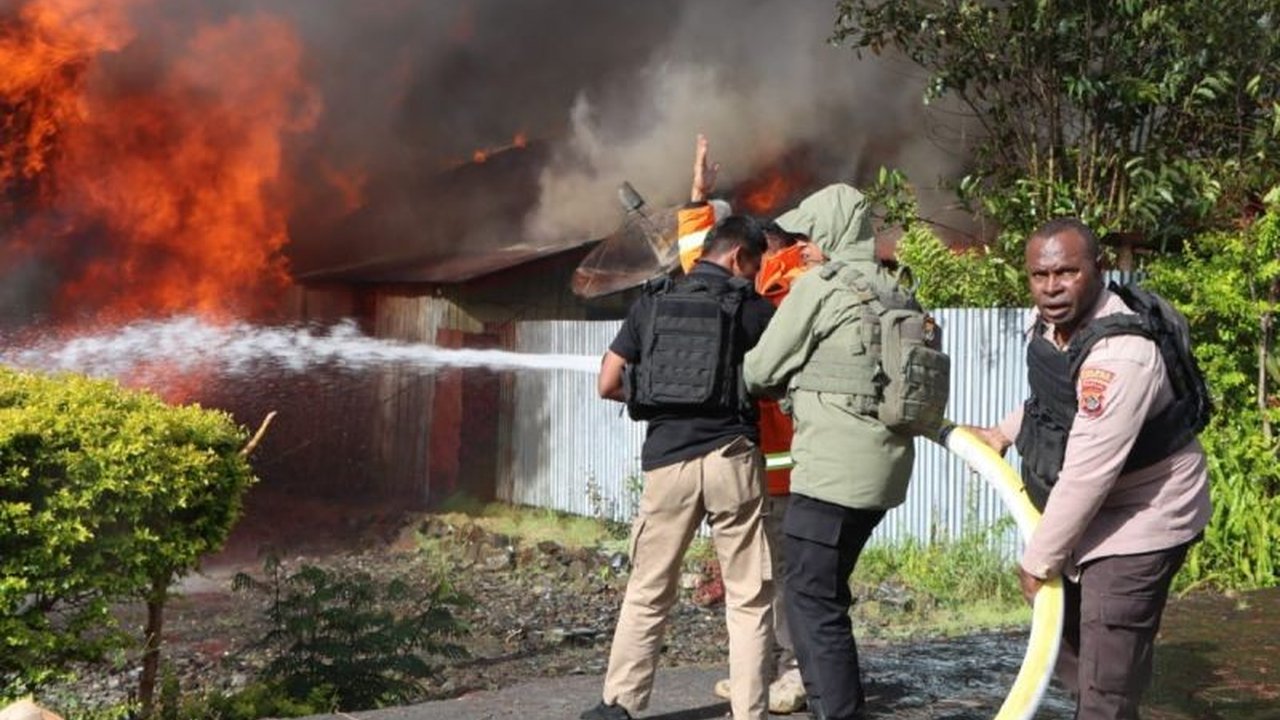 Bentrokan Pendukung Paslon Puncak Jaya: Satu Tewas, Puluhan Luka, dan Rumah Terbakar