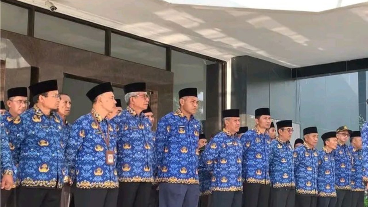 Bupati Lombok Timur, H. Haerul Warisin, umumkan mutasi ratusan pejabat untuk meningkatkan pelayanan publik dan evaluasi kinerja. Mutasi akan segera dilakukan dalam waktu dekat.