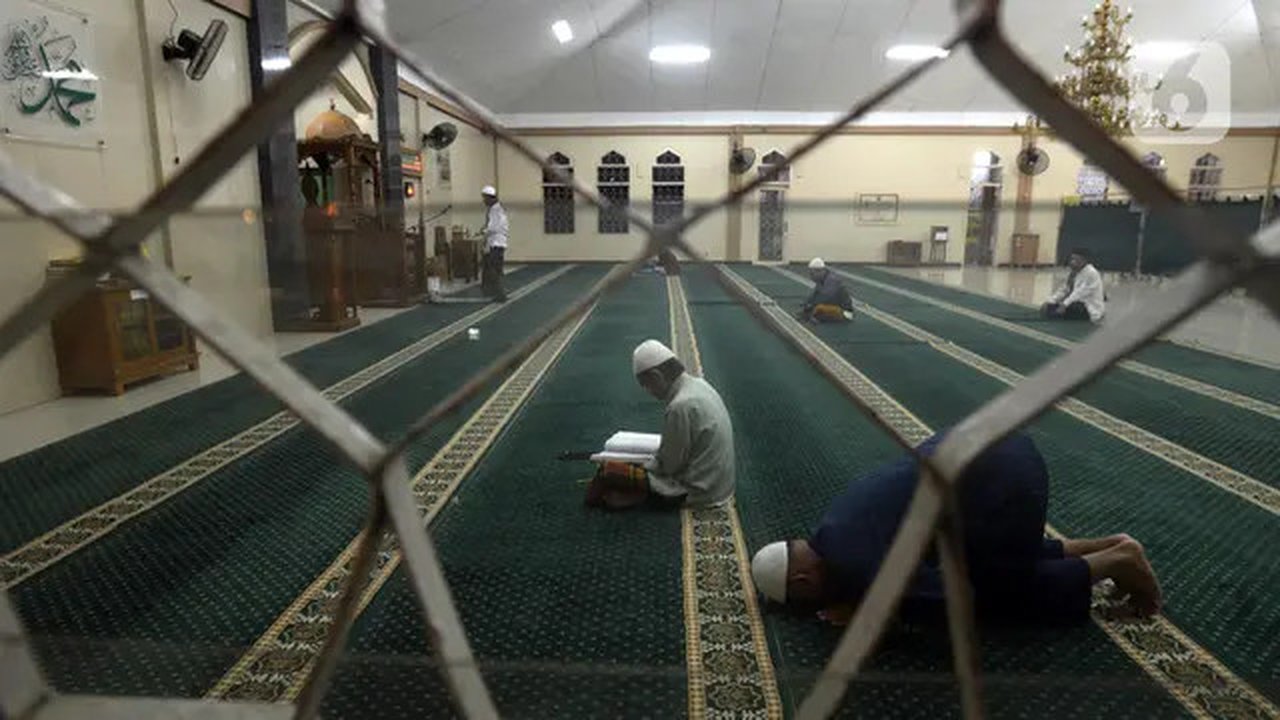 Warga beribadah saat melakukan itikaf pada malam ke-27 bulan puasa Ramadhan 1443 H di Masjid Asy-Syuhada, Cikampek, Kabupaten Karawang, Jawa Barat, Jumat (29/4/2022). Itikaf dilakukan pada