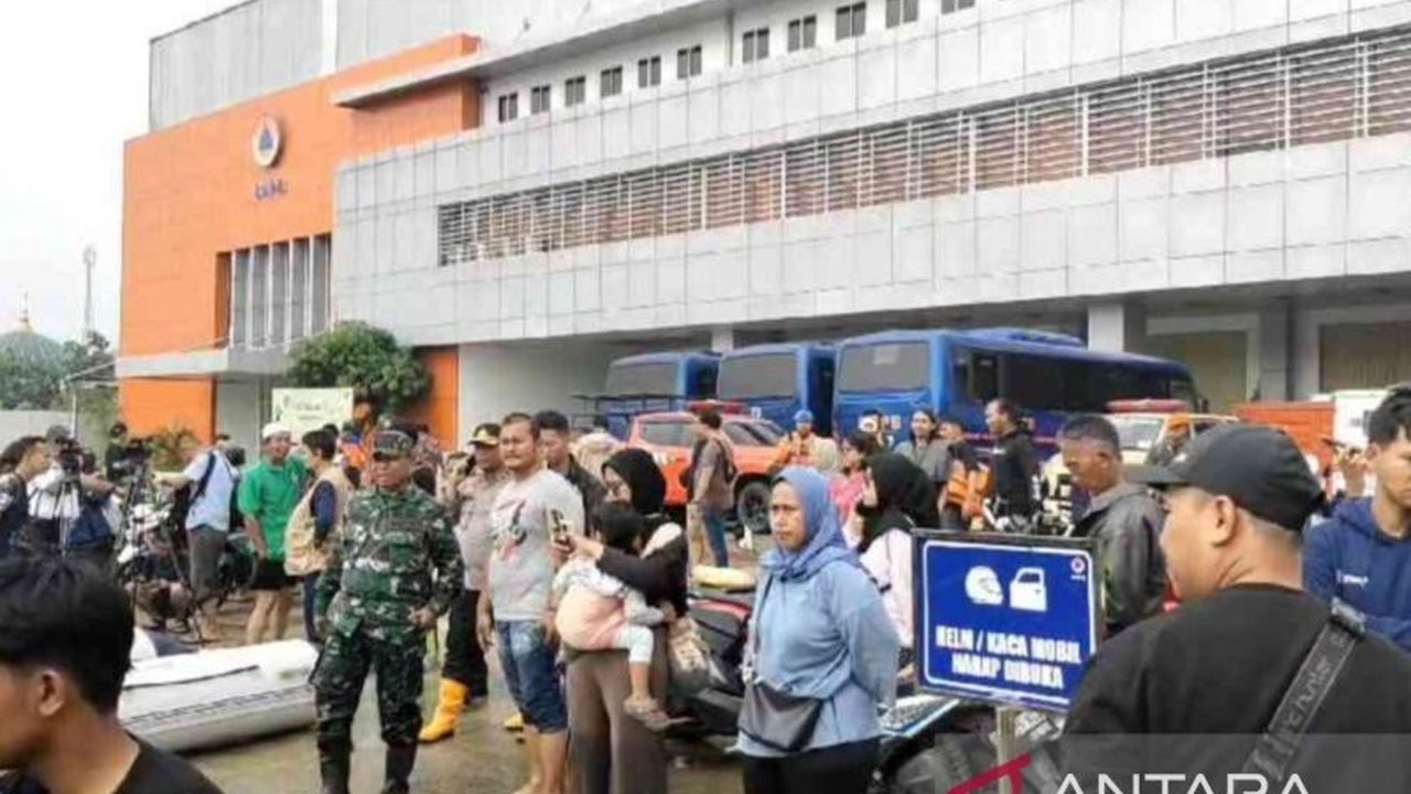 Banjir setinggi 80 cm genangi akses jalan menuju Perumahan Pondok Gede Permai (PGP) Bekasi, lebih dari 10.000 KK terdampak dan proses evakuasi terhambat.