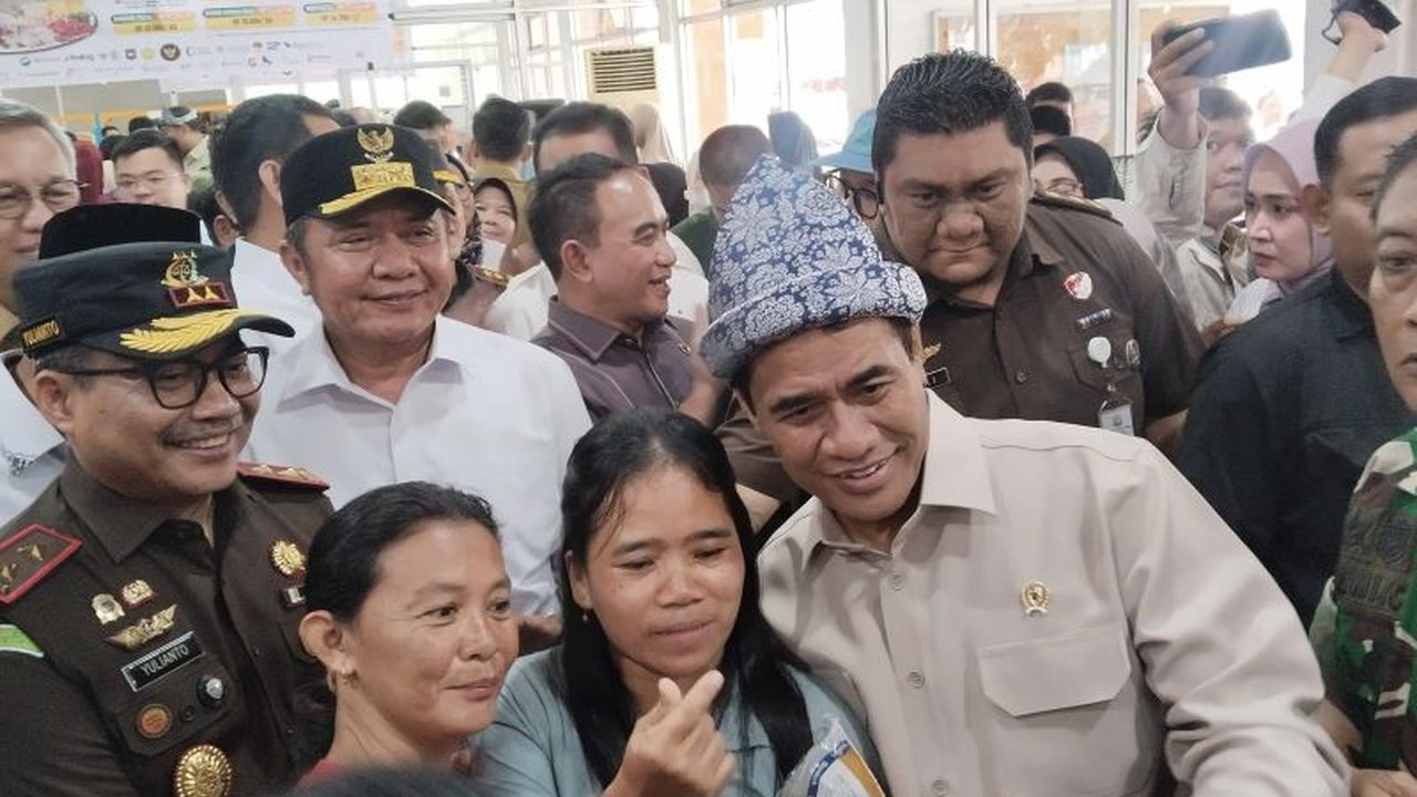 Menteri Pertanian Amran Sulaiman dan Wakil Menteri Pertanian Sudaryono pantau pasar murah di Palembang untuk memastikan harga bahan pokok terjangkau selama Ramadhan, sekaligus imbau pedagang tak jual di atas HET.