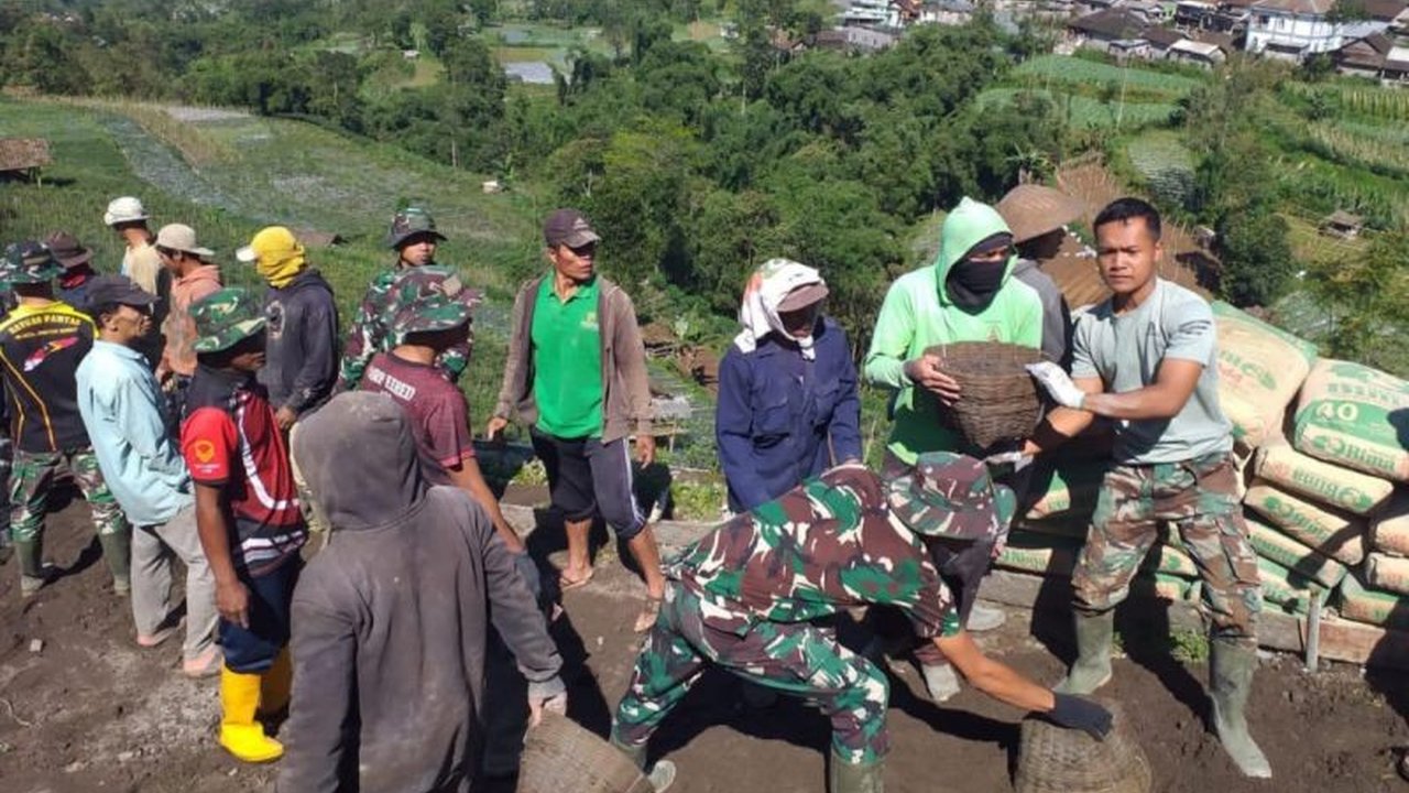 Program TMMD Reguler di Magelang membangkitkan semangat petani Desa Wonolelo dengan membangun akses jalan, mempererat kerjasama TNI-masyarakat, dan meningkatkan kesejahteraan warga selama bulan Ramadan.