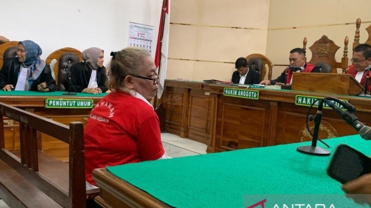 Jaksa mendakwa oknum notaris Medan, Tiromsi Sitanggang, dengan pasal berlapis atas pembunuhan berencana terhadap suaminya, Rusman Maralen Situngkir, yang diduga terkait dengan asuransi jiwa senilai Rp500 juta.