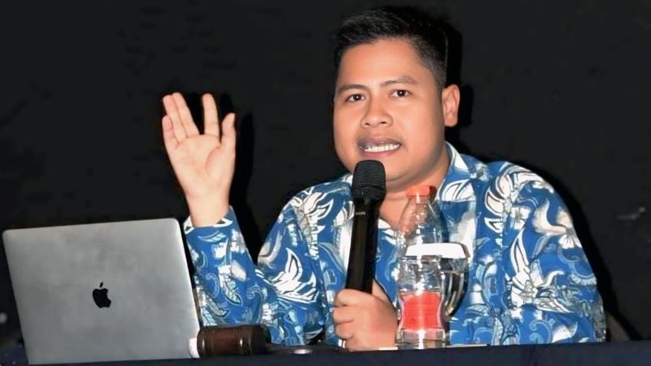 Peran strategis TNI dalam Satgas PKH menjaga kelestarian hutan dan menegakkan hukum di kawasan hutan di Indonesia, didukung oleh regulasi yang kuat.