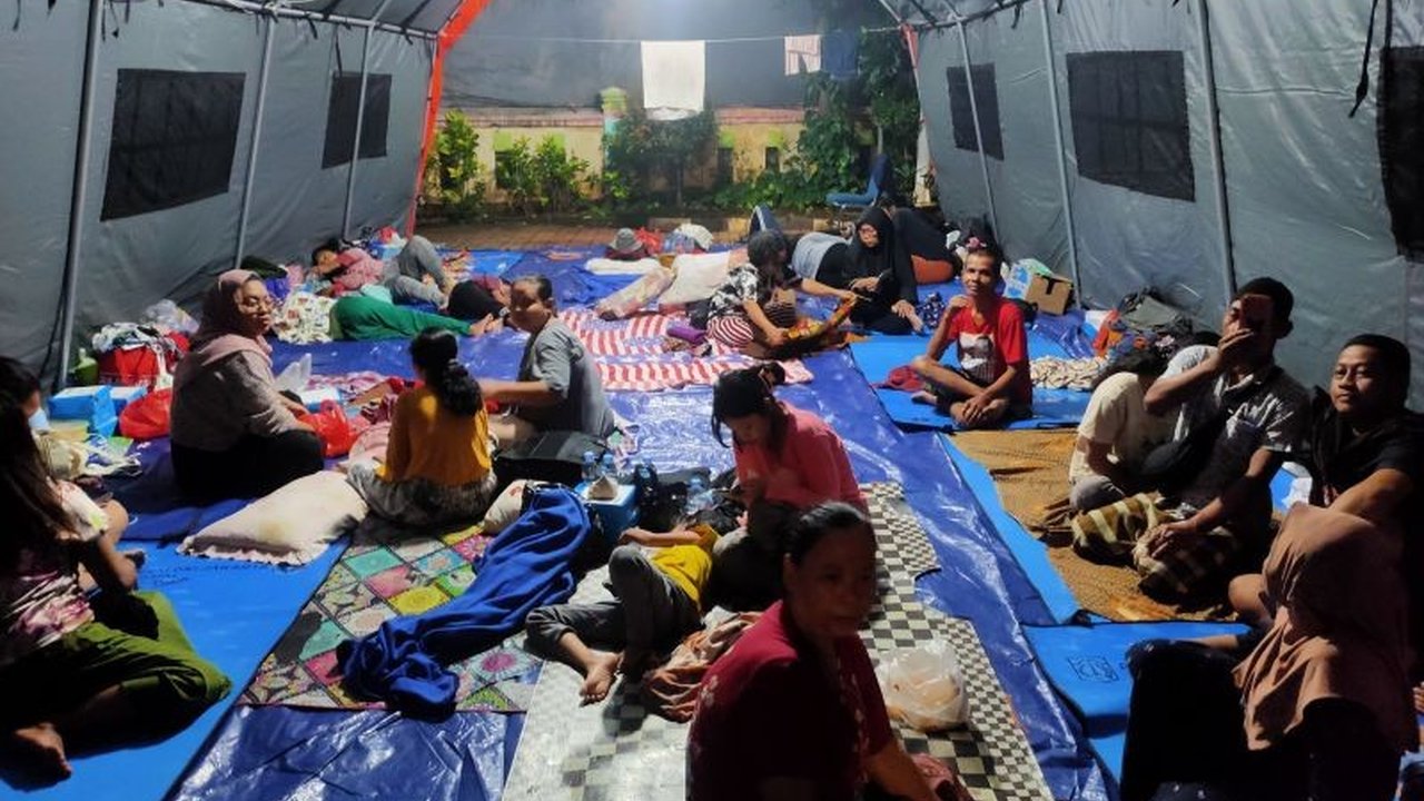 Banjir di RW 05 Kedoya Selatan, Jakarta Barat, menyebabkan 234 warga mengungsi di kantor kelurahan setempat, dengan bantuan logistik dan medis telah disiapkan.