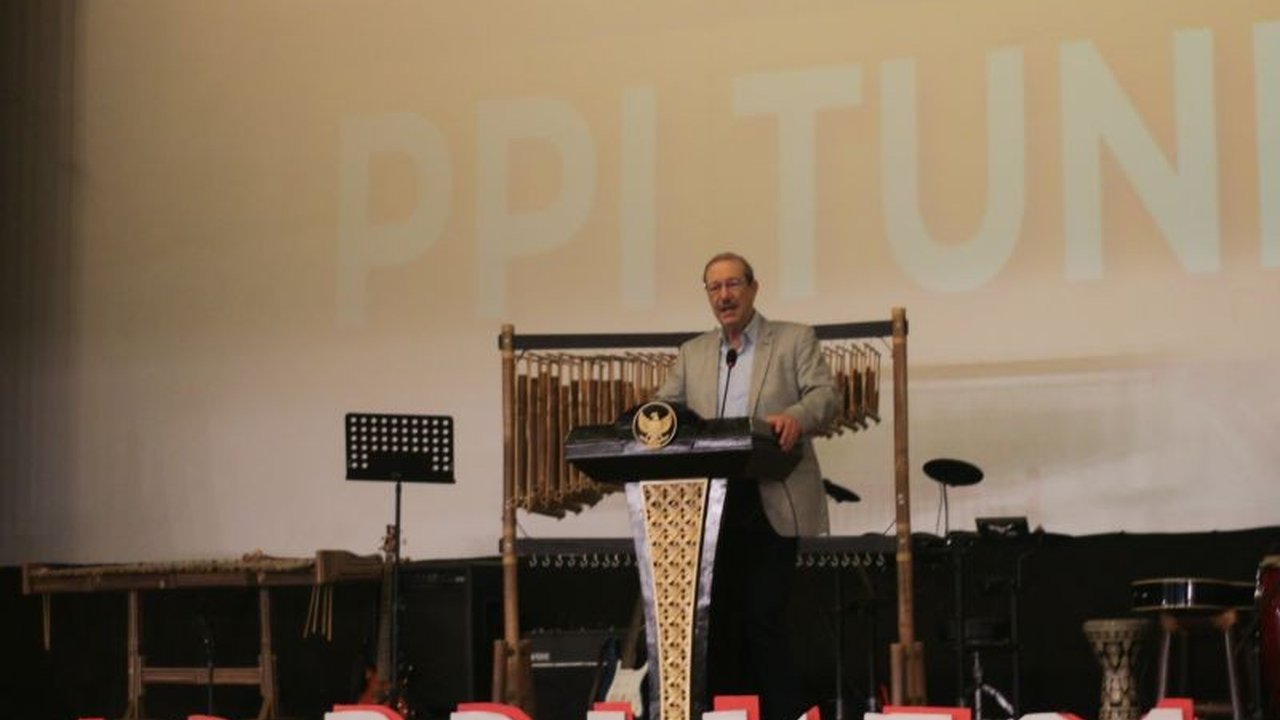 Rektor Universitas Tunis 9 Avril mengajak mahasiswa Indonesia untuk meningkatkan daya saing global lewat pendidikan di luar negeri, menekankan pentingnya kontribusi bagi kemajuan bangsa.