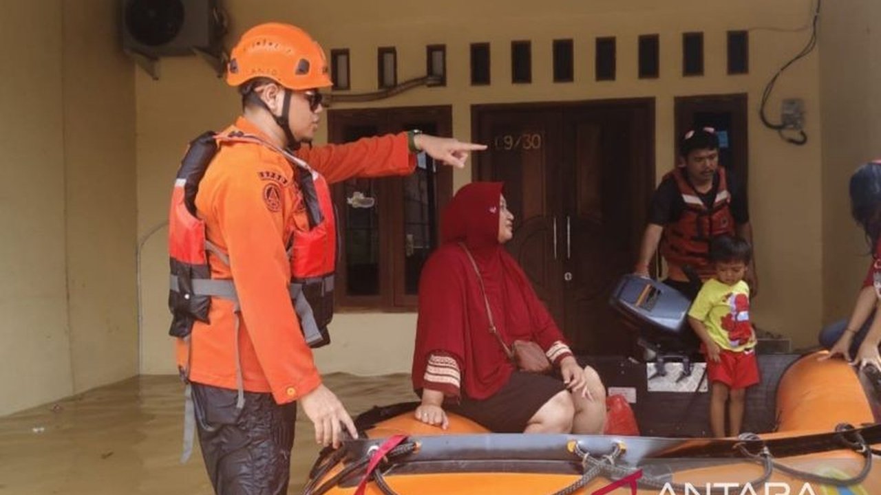 Bupati Bekasi, Ade Kuswara Kunang, menginstruksikan penanganan darurat banjir secara maksimal di 13 kecamatan, dengan bantuan logistik dan evakuasi warga terdampak.