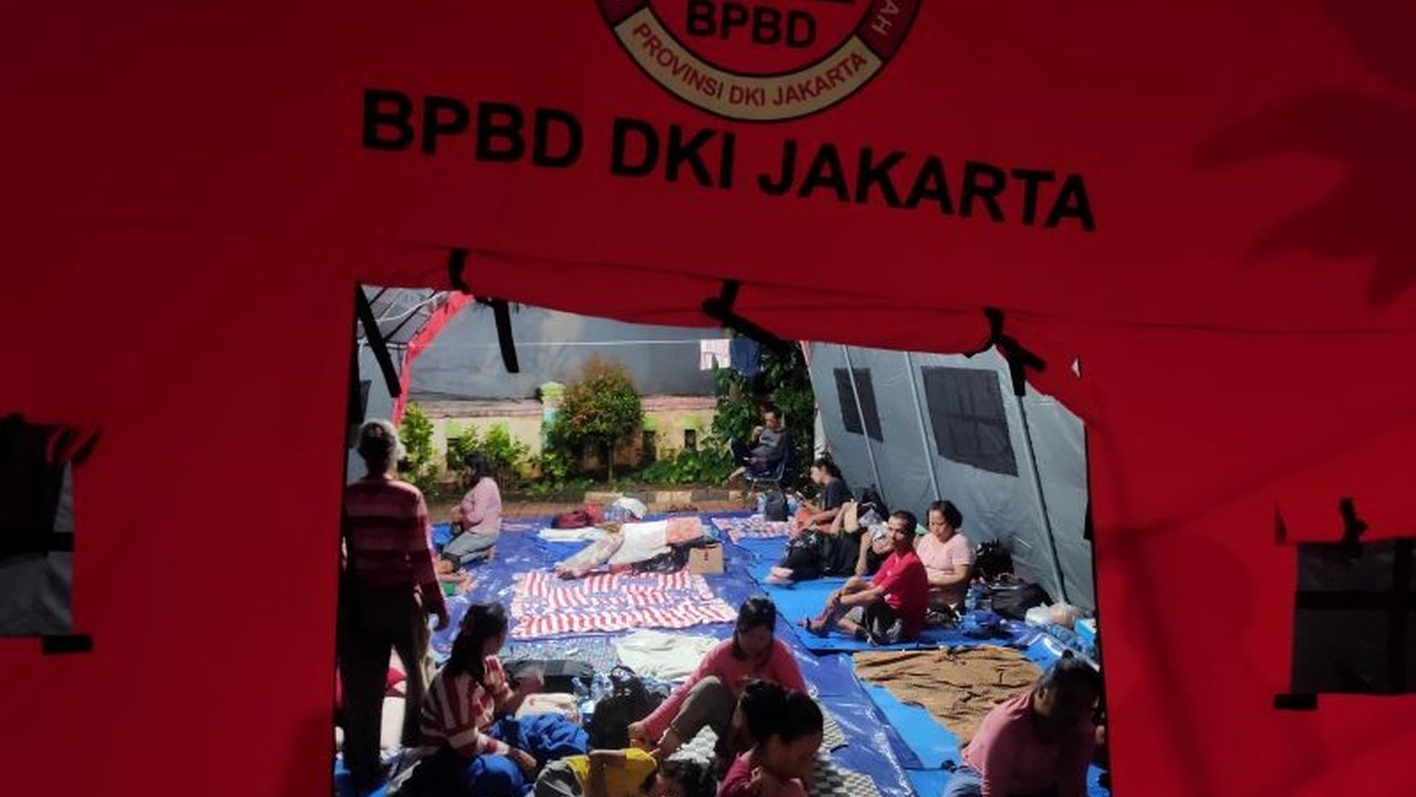 BPBD Jakbar Evakuasi Korban Banjir di Tiga Kelurahan