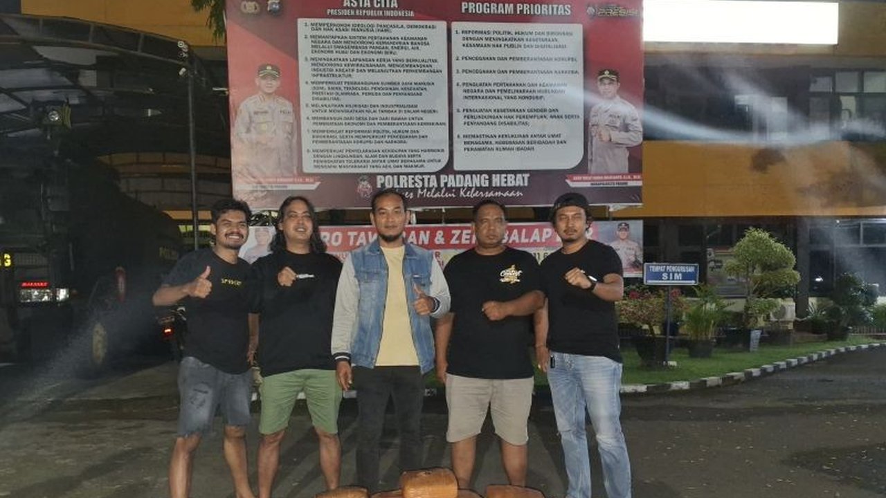 Polresta Padang berhasil menyita 28 paket ganja siap edar dari sebuah rumah di Lubuk Buaya, Padang, yang awalnya ditemukan saat penyelidikan kasus pencurian sepeda motor.