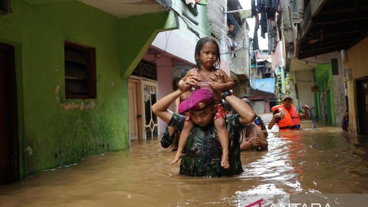 Korps Marinir TNI AL diterjunkan untuk membantu evakuasi warga yang terdampak banjir di Jakarta dan Bekasi, dengan prioritas pada anak-anak dan lansia.