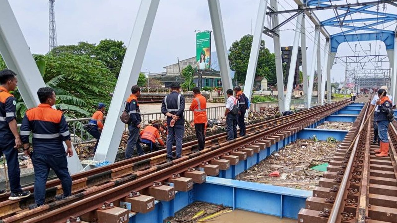 Banjir yang melanda Bekasi mengakibatkan dua kereta api Parahyangan tujuan Bandung mengalami keterlambatan hingga puluhan menit akibat terhambatnya perjalanan di wilayah tersebut.