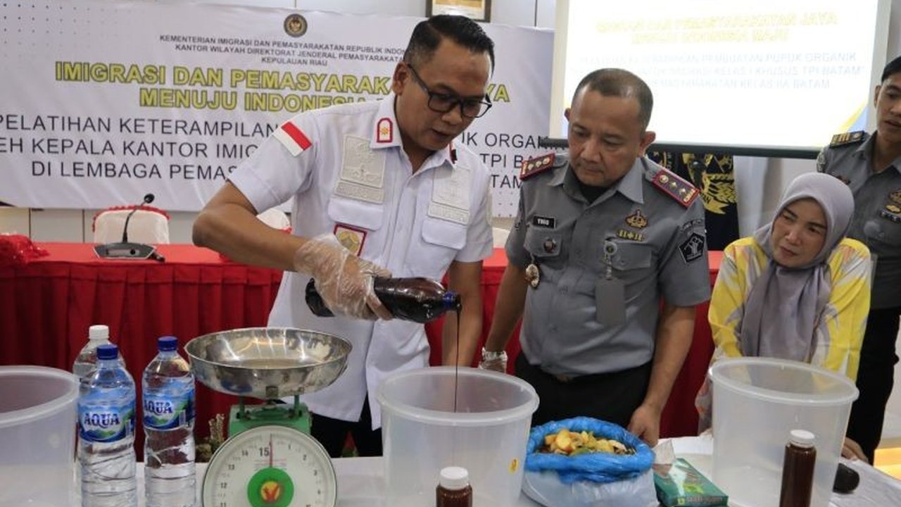 Kepala Kantor Imigrasi Batam melatih warga binaan Lapas Batam membuat pupuk organik eco enzim, guna mendukung ketahanan pangan dan memberikan keterampilan baru.