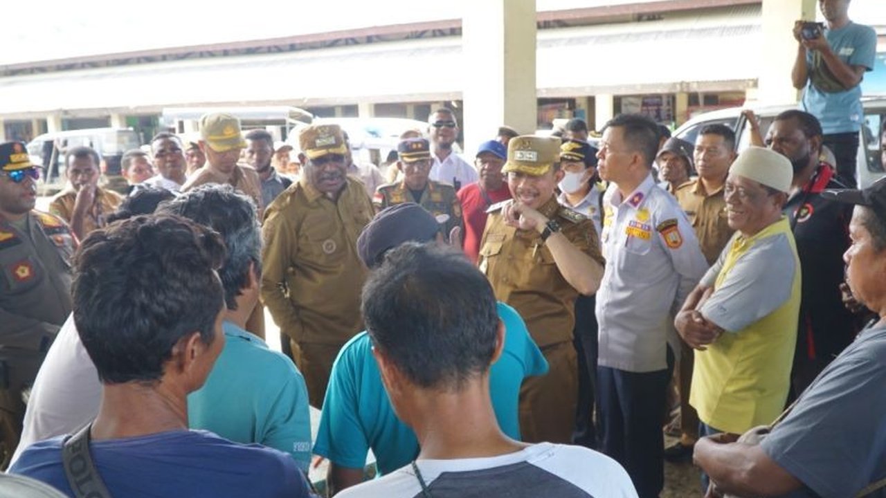 Wali Kota Jayapura, Abisai Rollo, meminta pedagang pasar tradisional menjaga kebersihan untuk mencegah banjir dan meningkatkan pendapatan, sekaligus meminta dukungan dari dinas terkait dan masyarakat.