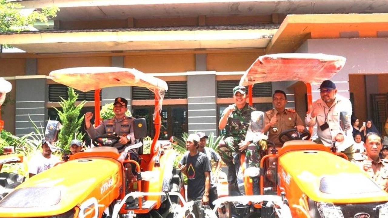 Kementan salurkan bantuan alat dan mesin pertanian (alsintan) senilai Rp3 miliar di Sidrap, Sulawesi Selatan, untuk tingkatkan ketahanan pangan dan kesejahteraan petani.