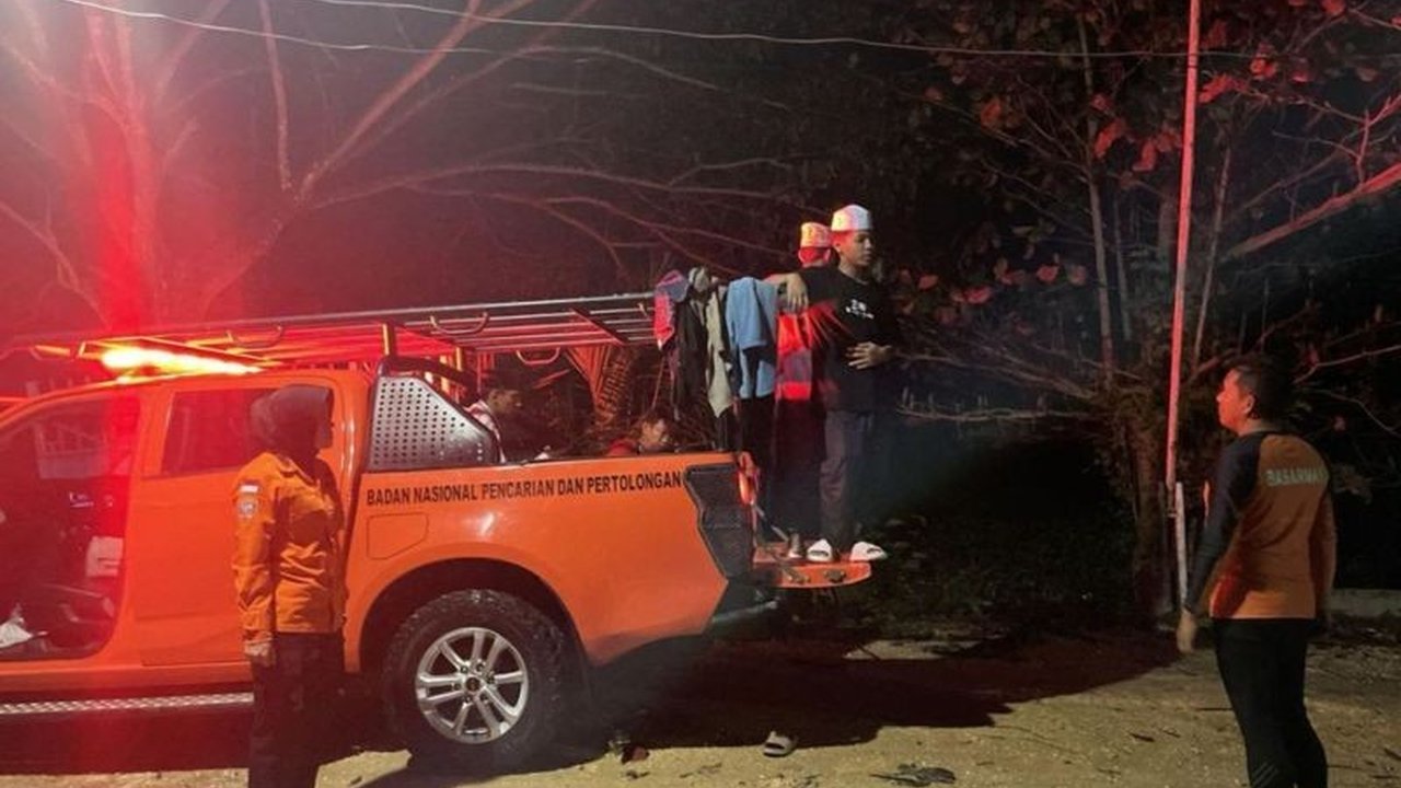 Banjir di Kampar, Riau, akibat hujan deras dan pembukaan pintu air PLTA Koto Panjang, memaksa Basarnas mengevakuasi puluhan santri Pondok Pesantren Darul Ulum Kubang Raya.