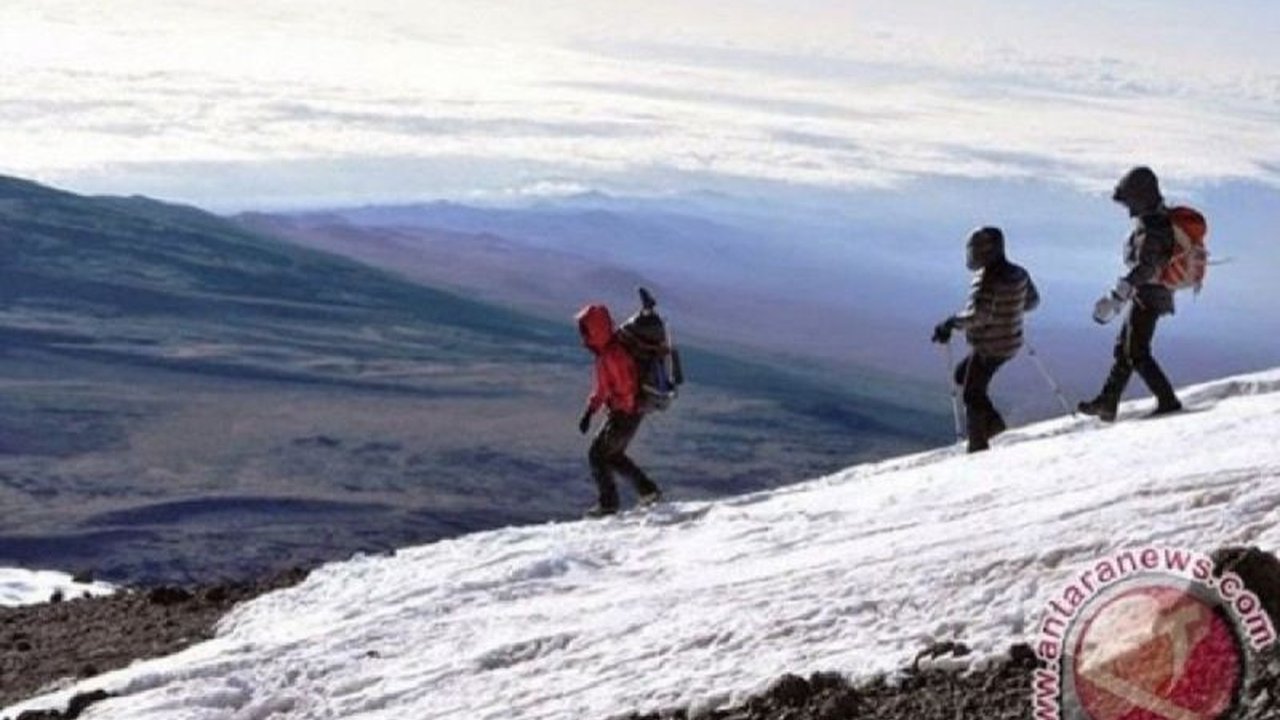 Lilie Wijayati Poegiono, atau yang dikenal sebagai 'Mamak Pendaki' di Instagram, meninggal dunia di Puncak Jaya, Papua, setelah mengalami acute mountain sickness (AMS), meninggalkan warisan semangat petualangan yang menginspirasi.