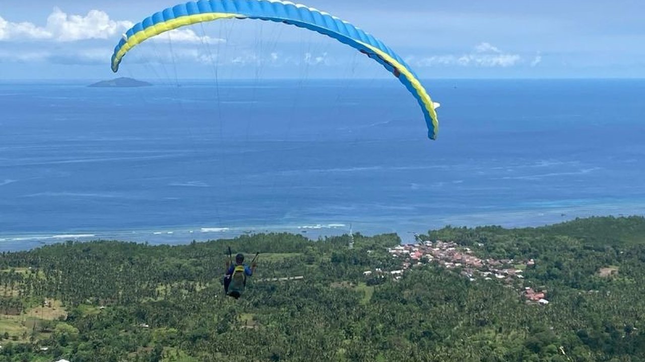 Sebelas personel Lanud Sam Ratulangi meningkatkan kemampuan paralayang melalui latihan di Gunung Tumpa, Manado, dengan fokus pada keselamatan dan prestasi.
