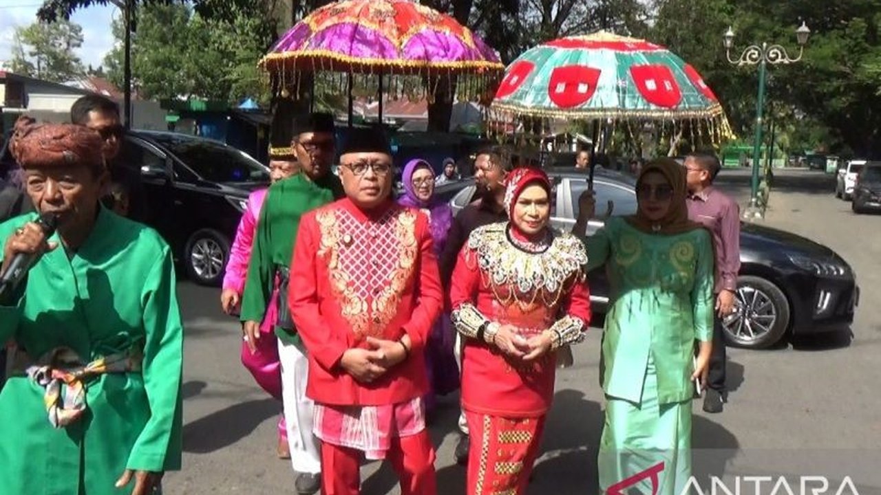Bupati Sofyan Puhi dan Wakil Bupati Tonny Junus, Kabupaten Gorontalo, resmi dilantik melalui prosesi adat Moloopu, sebuah upacara adat Gorontalo yang sarat makna dan simbolisasi kepemimpinan.
