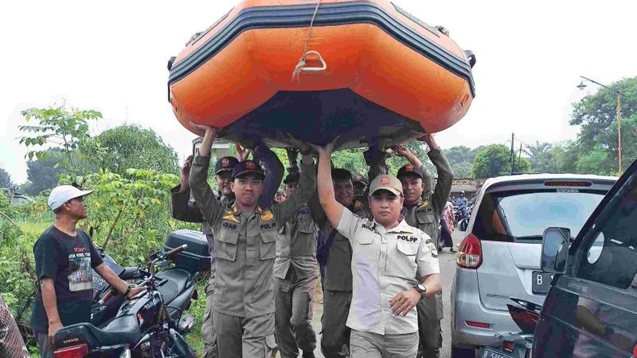 Satpol PP Kabupaten Bekasi bersama BPBD berhasil mengevakuasi 599 kepala keluarga yang terdampak banjir di Kampung Parung Lesang, Desa Pasirranji, Kecamatan Cikarang Pusat, akibat curah hujan tinggi.