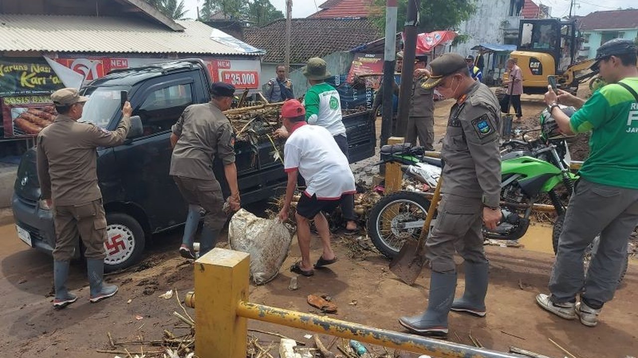 Bupati Garut mengajak masyarakat dan aparatur pemerintah untuk bergotong royong dalam upaya mitigasi bencana hidrometeorologi guna meminimalisir dampak bencana alam di Kabupaten Garut.