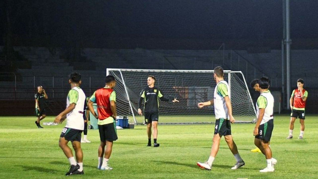 Pelatih Persebaya, Paul Munster, akan merotasi pemain dan mengubah strategi untuk menghadapi PSM Makassar di pekan ke-26 BRI Liga 1, meskipun masih menunggu kepastian tempat pertandingan.