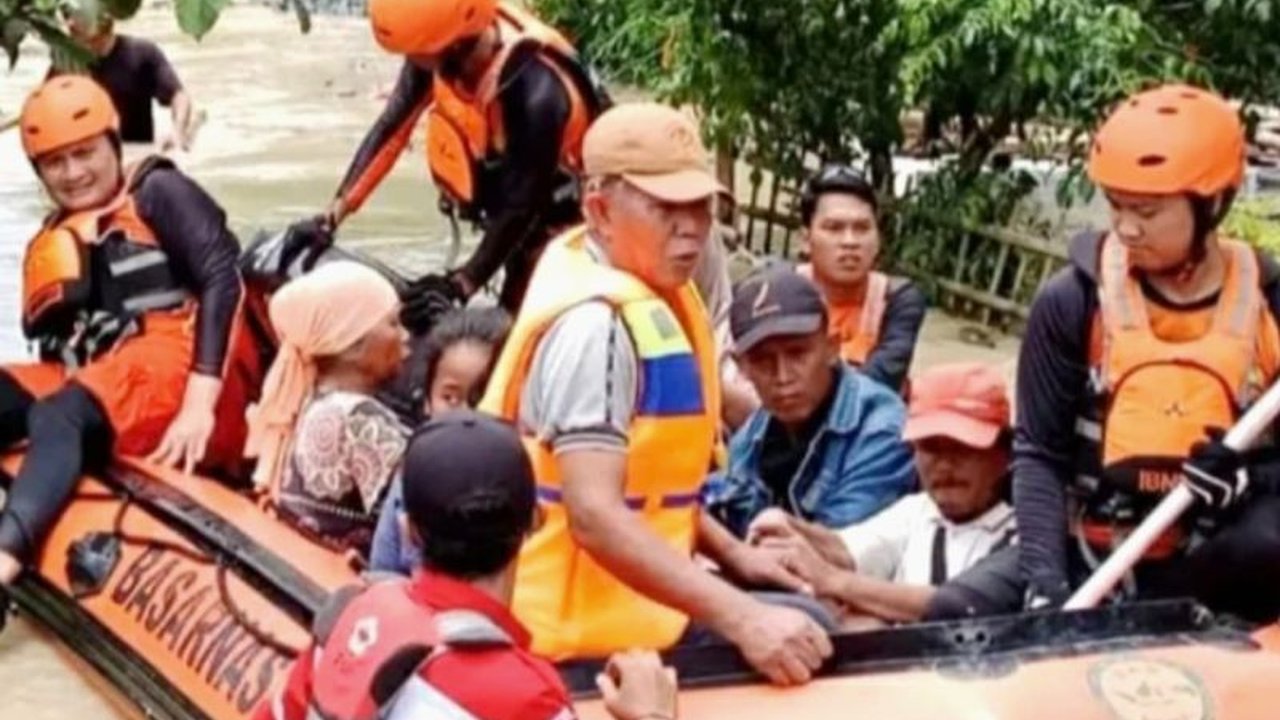 Luapan Sungai Cibeet di Karawang mengakibatkan empat desa terisolasi akibat banjir setinggi 1,5 meter, ratusan rumah terendam, dan warga membutuhkan bantuan logistik.