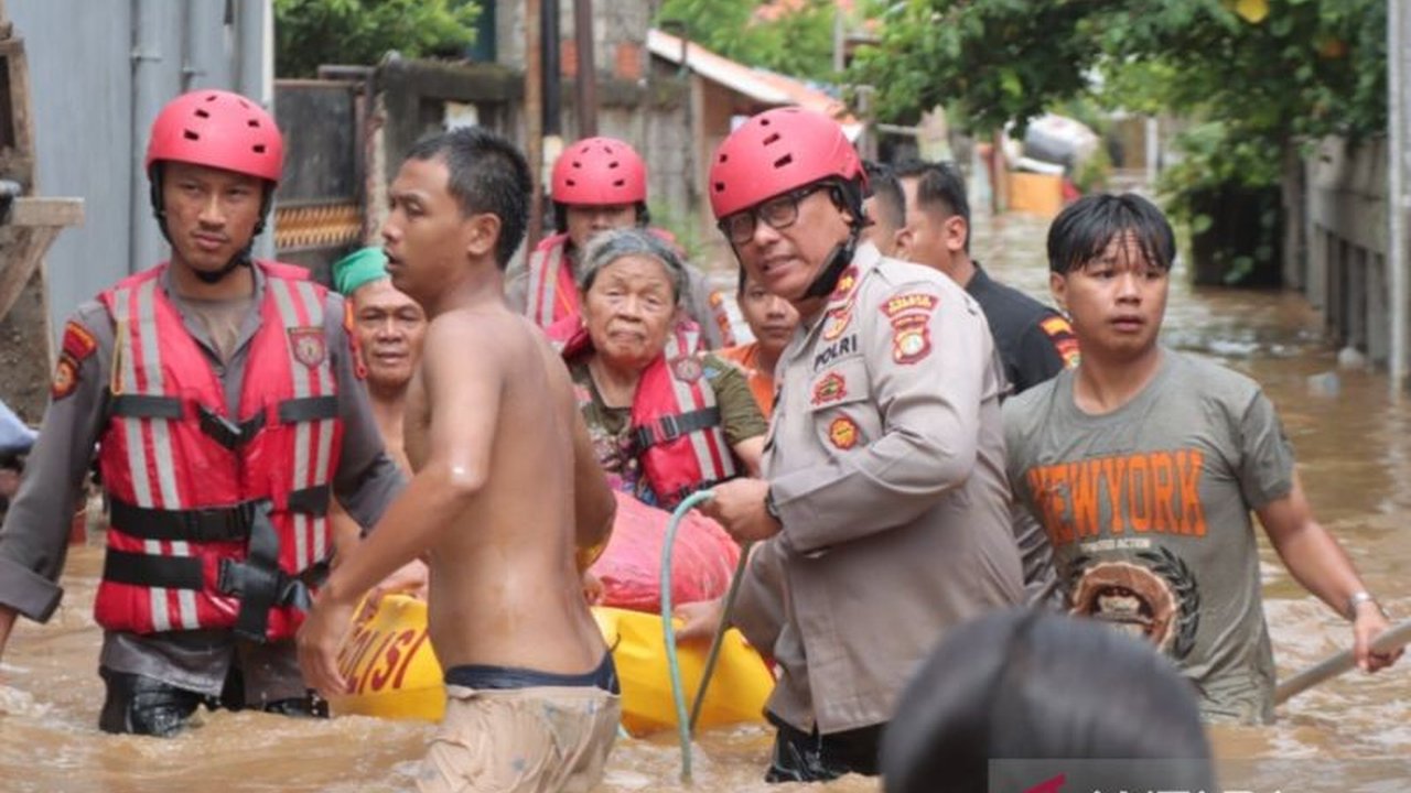 Polres Jaktim berhasil mengevakuasi 12 korban banjir di Cawang, Jakarta Timur, yang terdiri dari anak-anak, dewasa, dan lansia, ke RSUD Budhi Asih untuk mendapatkan perawatan medis.