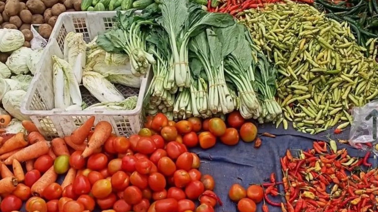 Pemerintah Provinsi Kalimantan Timur (Pemprov Kaltim) memastikan stabilitas harga bahan pokok selama Ramadhan, meskipun terjadi kenaikan harga cabai, dan melakukan operasi pasar untuk mengendalikan harga.