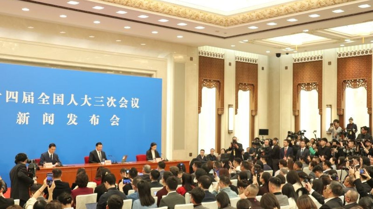 Sidang parlemen 'Dua Sesi' China membahas RUU dukungan ekonomi swasta, inovasi AI seperti DeepSeek, dan inisiatif global tata kelola AI.