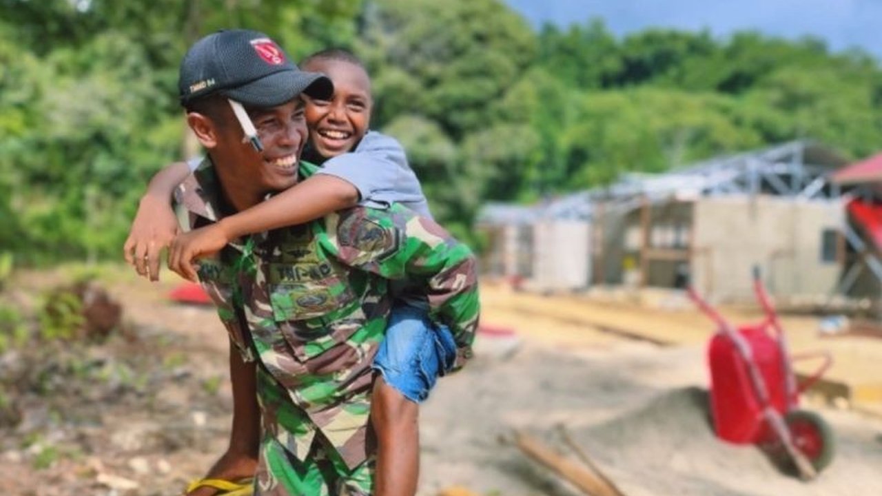 Prajurit Satgas TMMD Ke-123 Kodim 1708/BN di Biak, Papua, menanamkan nilai nasionalisme dan gotong royong kepada anak-anak Kampung Kbusdori melalui interaksi dan pembangunan rumah warga.