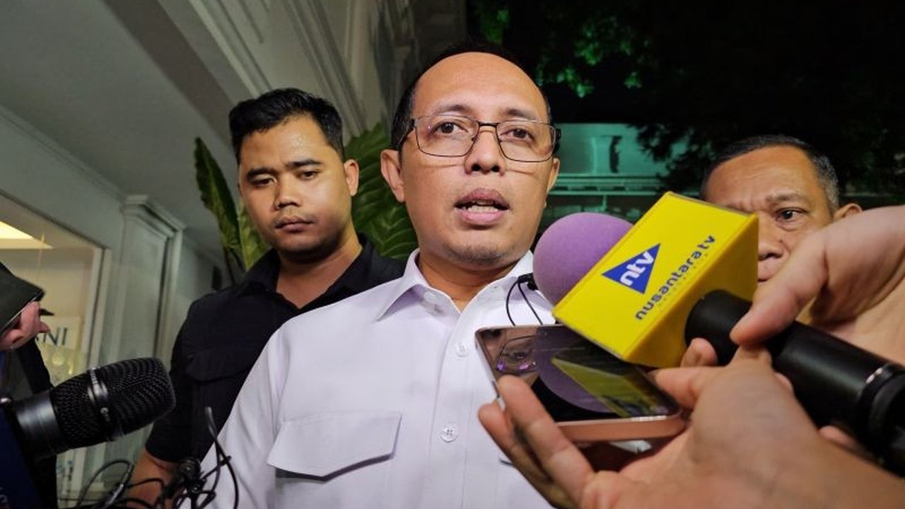 Presiden Prabowo Subianto ingatkan Kabinet Merah Putih (KMP) untuk tidak berpuas diri meskipun telah banyak capaian dalam 130 hari terakhir,  menekankan perlunya lebih banyak kebijakan pro-rakyat.