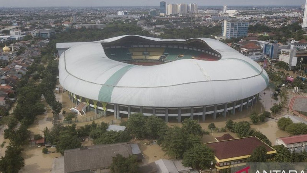 Banjir di Bekasi memaksa laga Persija Jakarta vs PSIS Semarang dialihkan ke Stadion Indomilk Arena, Tangerang, Rabu malam, tanpa penonton tuan rumah.