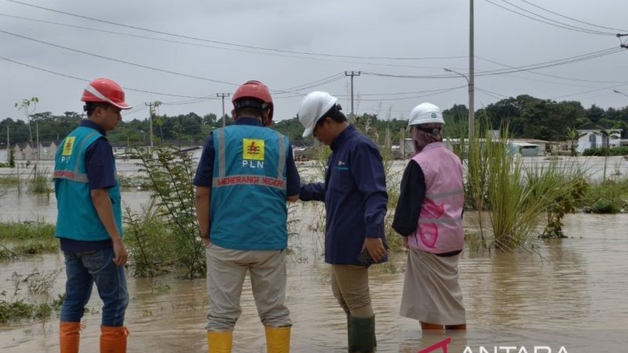 PLN Cikarang terpaksa mematikan 280 gardu distribusi listrik di Bekasi akibat banjir untuk mencegah sengatan listrik, prioritaskan keselamatan warga terdampak.