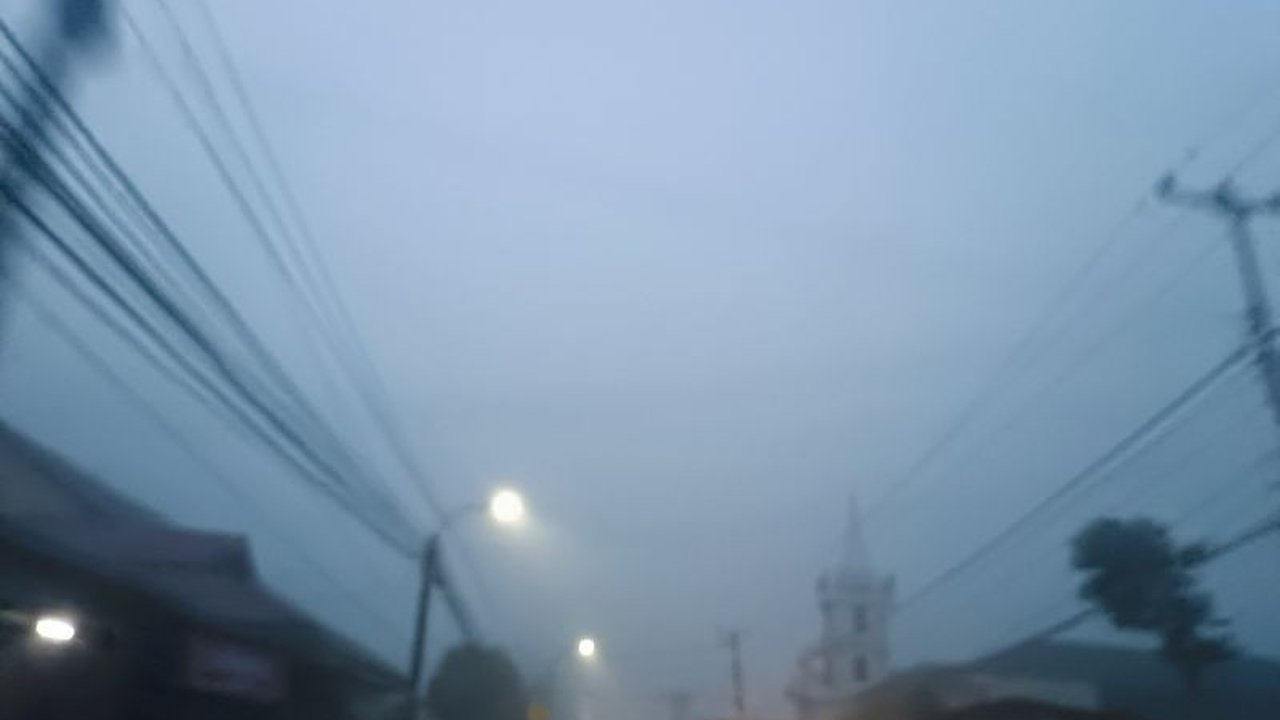 BMKG memprediksi hujan lebat disertai angin kencang akan melanda seluruh wilayah Sulawesi Utara selama sepekan ke depan, mengancam potensi bencana hidrometeorologi.