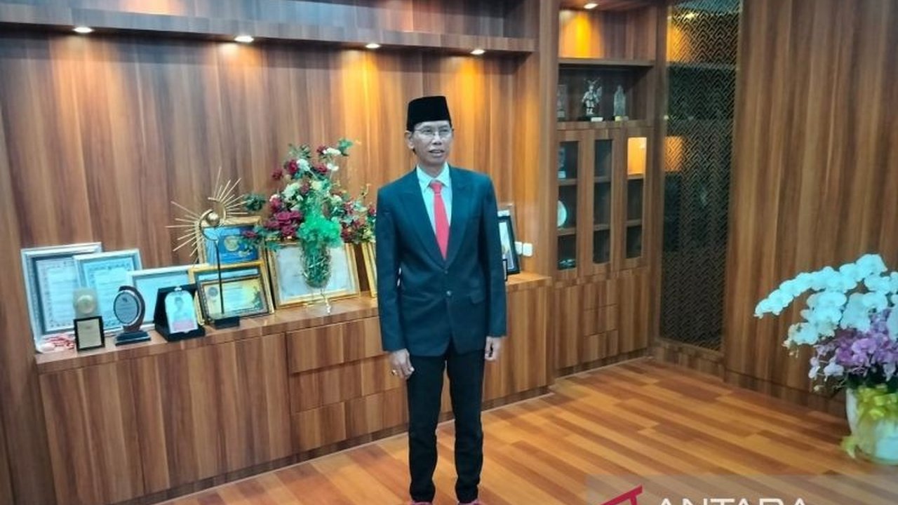 Ketua DPRD Surabaya, Adi Sutarwijono, menilai semangat gotong royong Eri Cahyadi sangat penting untuk keberhasilan pembangunan Surabaya di periode kedua, meskipun anggaran APBD 2025 yang mencapai Rp12,3 triliun dinilai belum cukup.