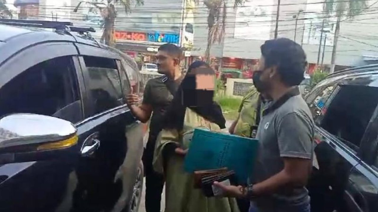 Polda Sumut menangkap seorang agen yang menyelundupkan tiga calon pekerja migran Indonesia (PMI) ilegal ke Malaysia dengan modus berpura-pura sebagai wisatawan, terancam hukuman 10 tahun penjara dan denda Rp15 miliar.