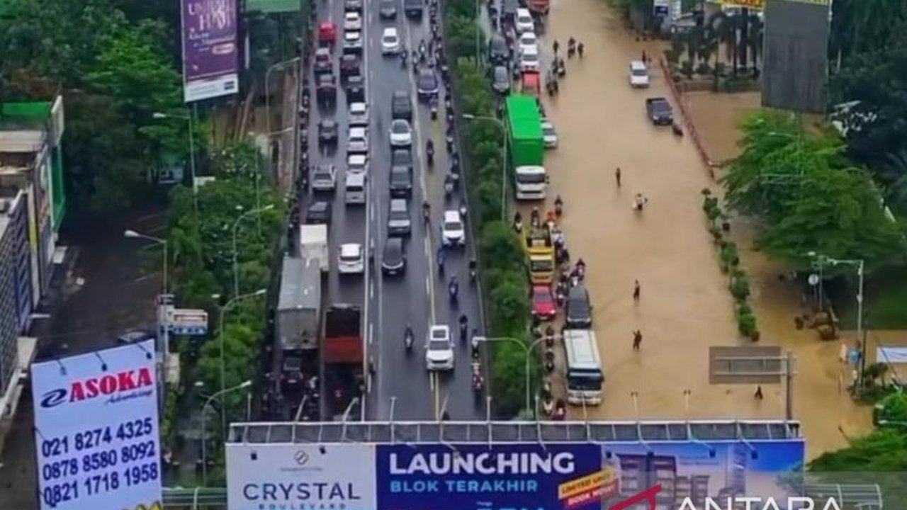 Banjir parah di Bekasi melumpuhkan aktivitas publik di 8 dari 12 kecamatan, dengan ketinggian air melebihi 8 meter akibat luapan sungai dan infrastruktur yang kurang memadai.