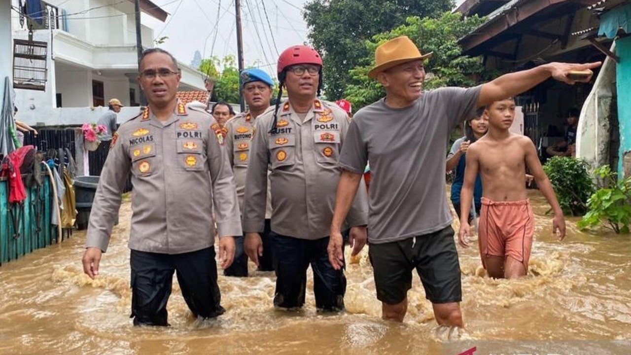 Polres Metro Jakarta Timur kerahkan 150 personel gabungan untuk evakuasi korban banjir yang melanda 500 kepala keluarga di Cawang, Jakarta Timur, akibat kiriman air dari Bogor.