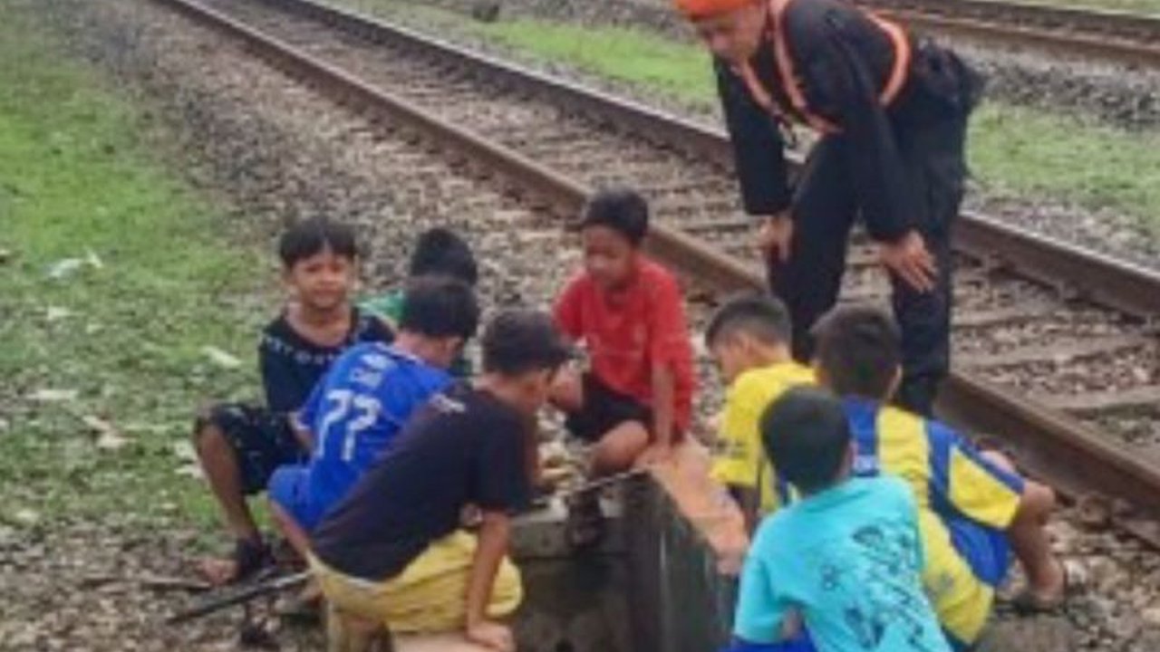 KAI Daop 2 Bandung melarang masyarakat ngabuburit di jalur kereta api karena membahayakan dan melanggar UU Perkeretaapian, dengan ancaman pidana penjara atau denda.