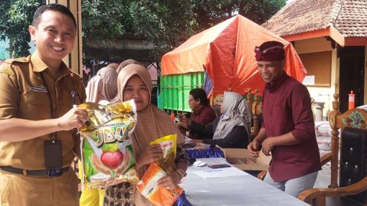 Pemerintah Kabupaten Probolinggo menggelar pasar murah Ramadhan dengan menyediakan 31.992 paket bahan pokok bersubsidi untuk stabilisasi harga menjelang Idul Fitri 1446 H.