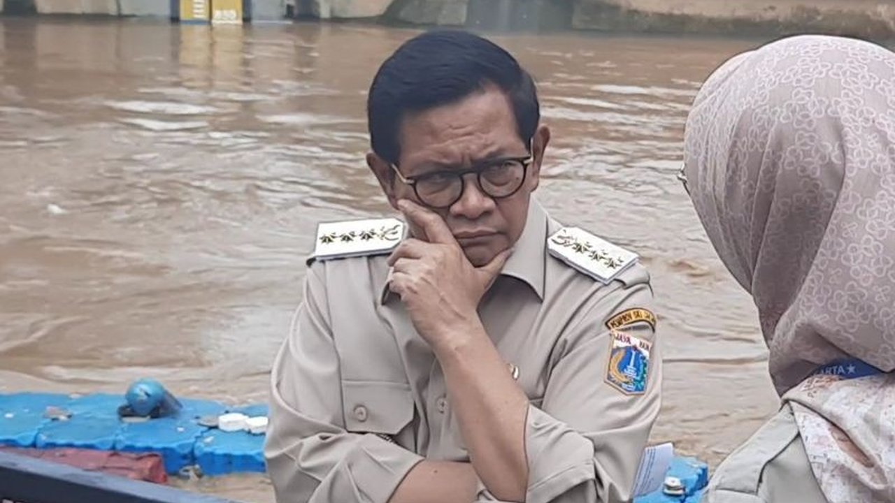Gubernur DKI Jakarta, Pramono Anung, menginstruksikan operasi modifikasi cuaca untuk mengurangi dampak banjir yang mayoritas disebabkan oleh kiriman air dari luar Jakarta.