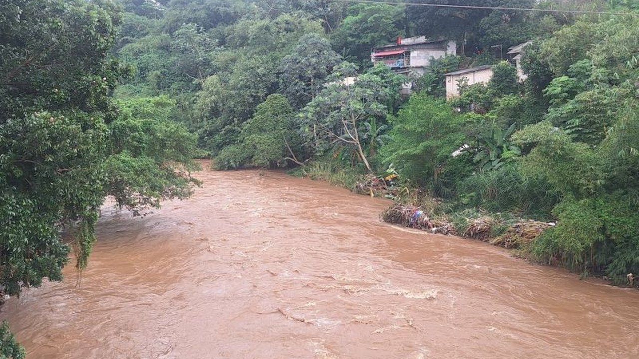 Pemerintah Kota Depok menyalurkan bantuan sembako dan menyiapkan tempat pengungsian bagi 40 KK korban banjir di Kelurahan Pondok Cina akibat luapan Sungai Ciliwung.