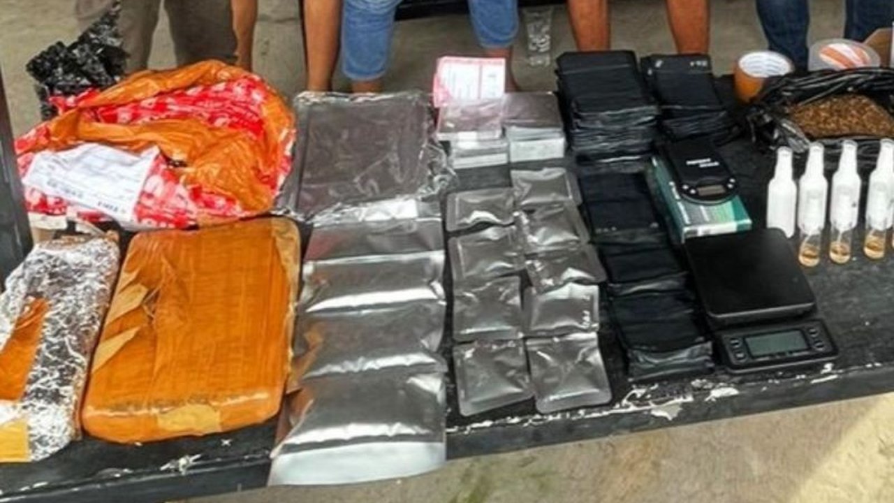 Polda Sulsel berhasil menggagalkan peredaran dua kilogram ganja dan ratusan gram tembakau sintetis di Makassar, Sulawesi Selatan, dengan mengamankan satu tersangka dan berbagai barang bukti.