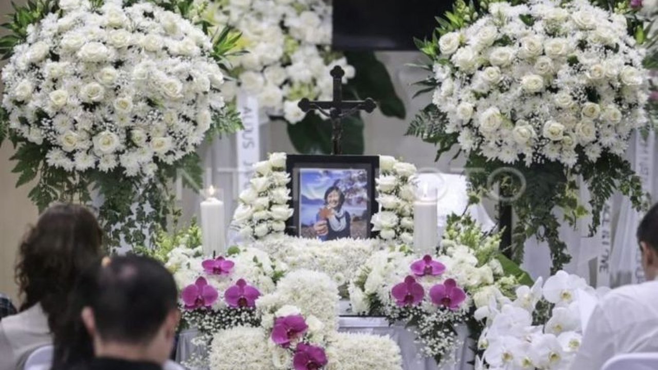 SMA Dempo, Malang, akan menggelar misa arwah untuk mengenang Lilie Wijayanti Poegiono dan Elsa Laksono, dua alumni yang meninggal dunia di Puncak Cartenz Pyramid karena AMS.