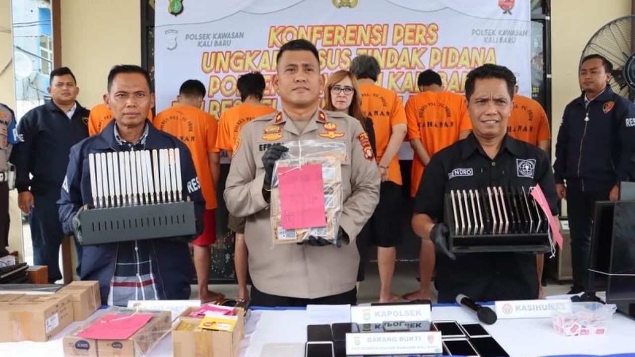 Polisi mengungkap sindikat penjualan kartu perdana ilegal yang memanipulasi data KTP dan KK ribuan korban, dengan tujuh tersangka terancam hukuman 12 tahun penjara.